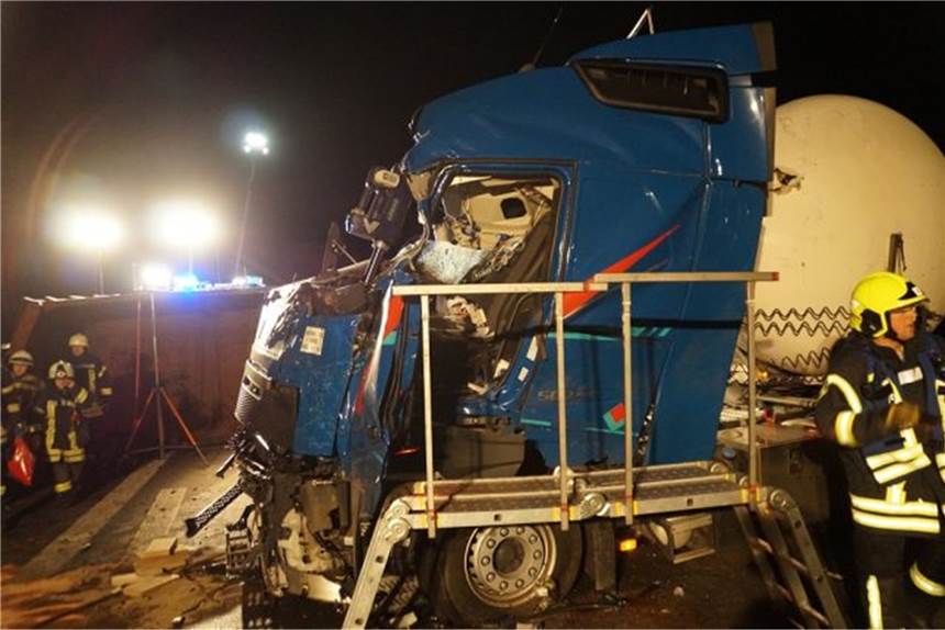 Lkw-Fahrer stirbt bei Unfall auf der A31 – Unfallverursacher stand unter Alkohol Bei dem Unfall auf der Autobahn A31 starb ein LKW-Fahrer.