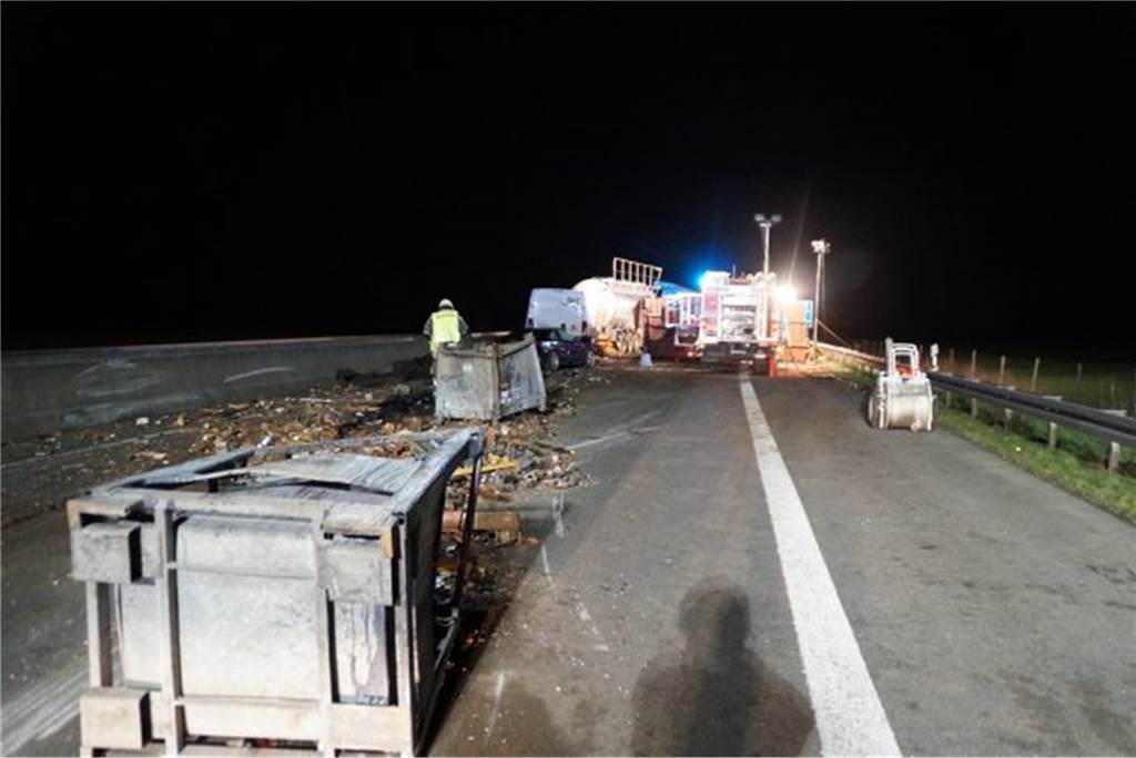 Lkw-Fahrer stirbt bei Unfall auf der A31 – Unfallverursacher stand unter Alkohol Bei dem Unfall auf der Autobahn A31 starb ein LKW-Fahrer.