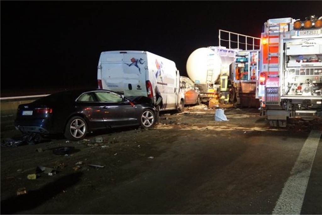 Lkw-Fahrer stirbt bei Unfall auf der A31 – Unfallverursacher stand unter Alkohol Bei dem Unfall auf der Autobahn A31 starb ein LKW-Fahrer.