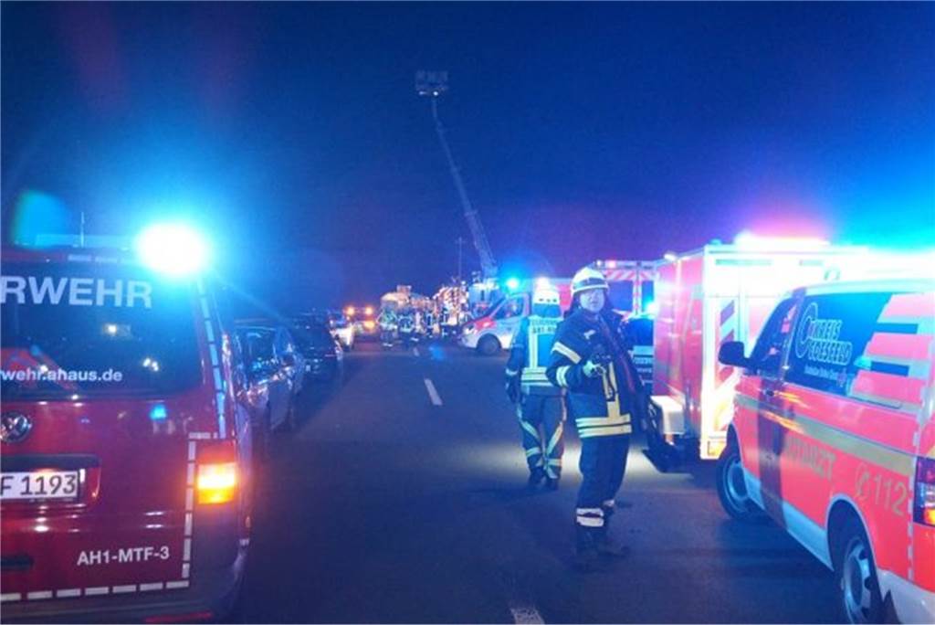 Lkw-Fahrer stirbt bei Unfall auf der A31 – Unfallverursacher stand unter Alkohol Bei dem Unfall auf der Autobahn A31 starb ein LKW-Fahrer.