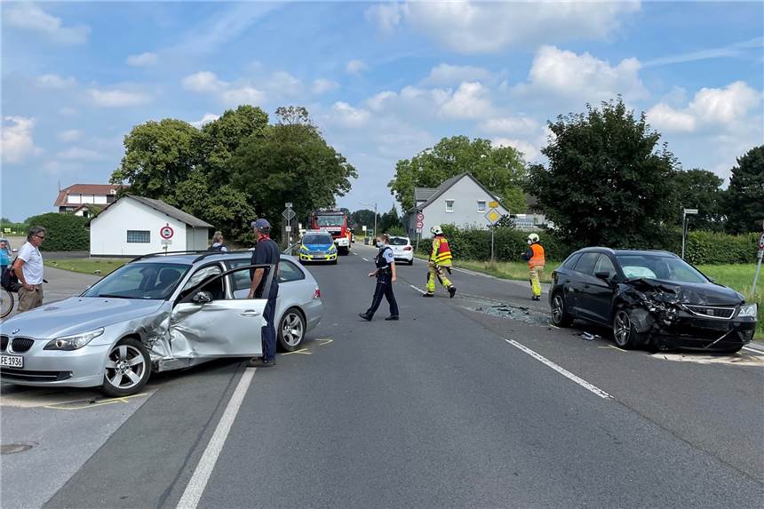 Zwei Verletzte bei Unfall auf der B 224 in Dorsten Bei dem Unfall auf der B 224 wurden am Montag zwei Menschen verletzt.