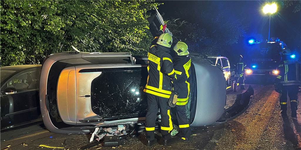 Auto kracht in geparkten Wagen - die Polizei hat einen Verdacht Bei dem Unfall auf der Dimker Allee in Wulfen-Barkenberg wurden drei Personen verletzt.