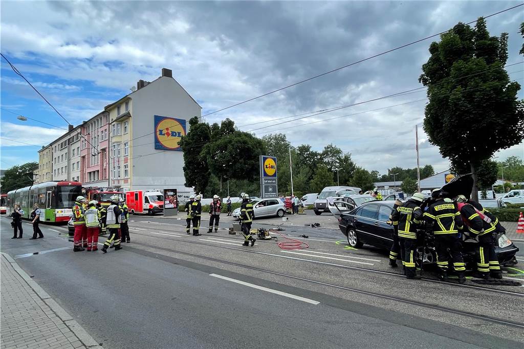 Schwerer Unfall auf der Kaiserstraße: Mehrere Verletzte, Straße gesperrt Bei dem Unfall auf der Kaiserstraße sind am Dienstag drei Fahrzeuge zusammengestoßen.