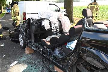 Bei dem Unfall auf der Rhader Straße wurden drei Menschen verletzt.