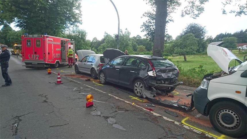Unfall mit sieben Verletzten auf B54: Details zu Beteiligten Bei dem Unfall auf der Wittbräucker wurden fünf Menschen verletzt.