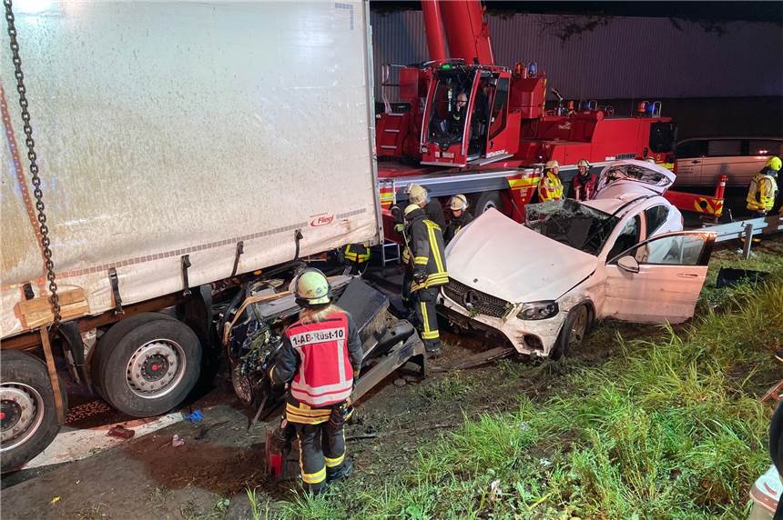Alles zum Verkehrsunfall mit drei Toten an der A2 bei Castrop-Rauxel Bei dem Unfall auf dem Parkplatz Ickern an der A2 kamen nach Polizeiangaben drei Menschen ums Leben.
