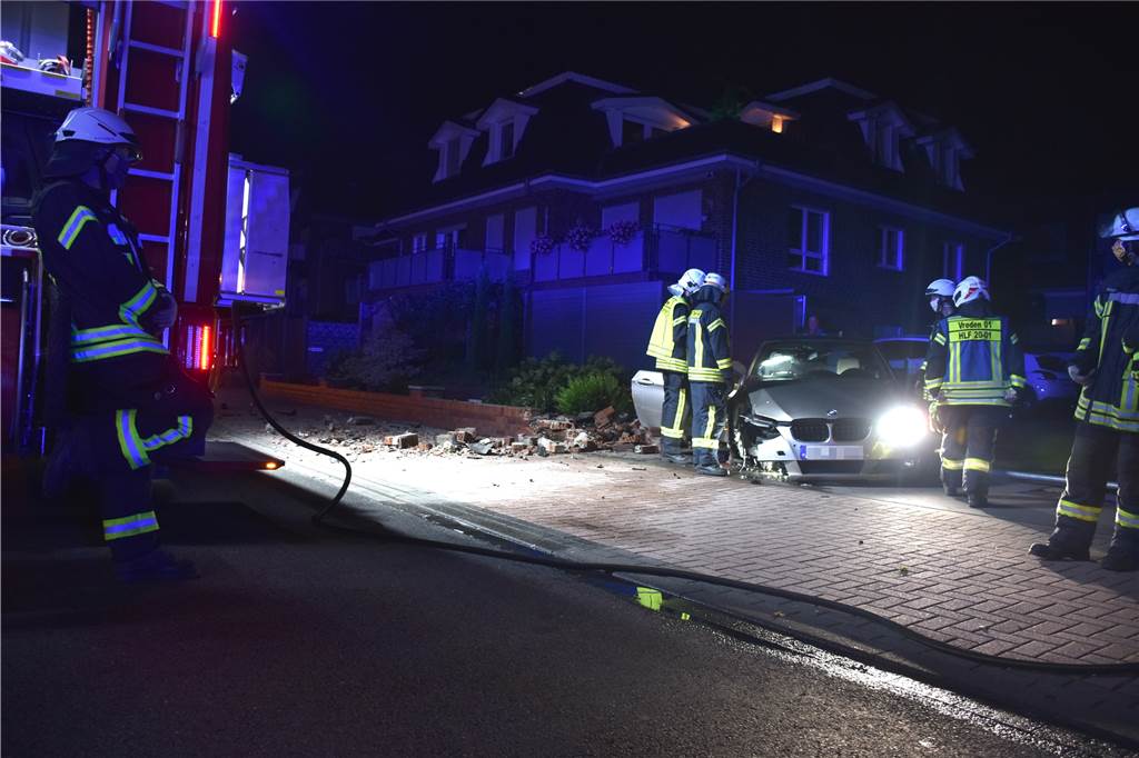 18-jährige Vredener krachen mit Auto in Mauer auf der Winterswyker Straße Bei dem Unfall entstand ein Schaden von insgesamt geschätzt 25.000 Euro.