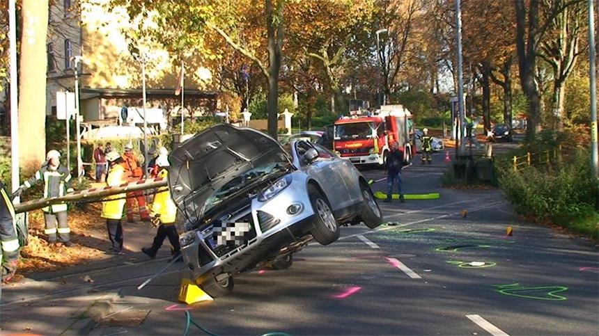 Herabgelassene Bahnschranke spießt Auto auf Bei dem Unfall in Bochum verfehlte die herabgelassene Bahnschranke den Autofahrer nur knapp.