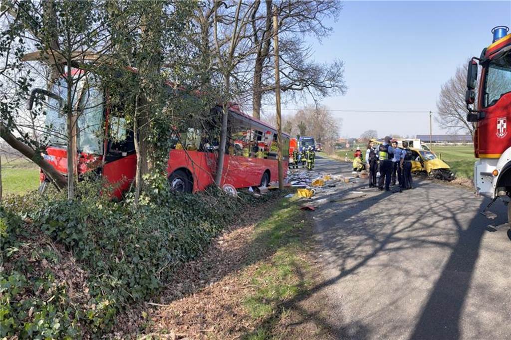 Zwei Bus-Unfälle in Dorsten kurz hintereinander - mehrere Kinder verletzt (mit Video) Bei dem Unfall in Rhade an der Straße Im Brok gab es auch mehrere Verletzte.