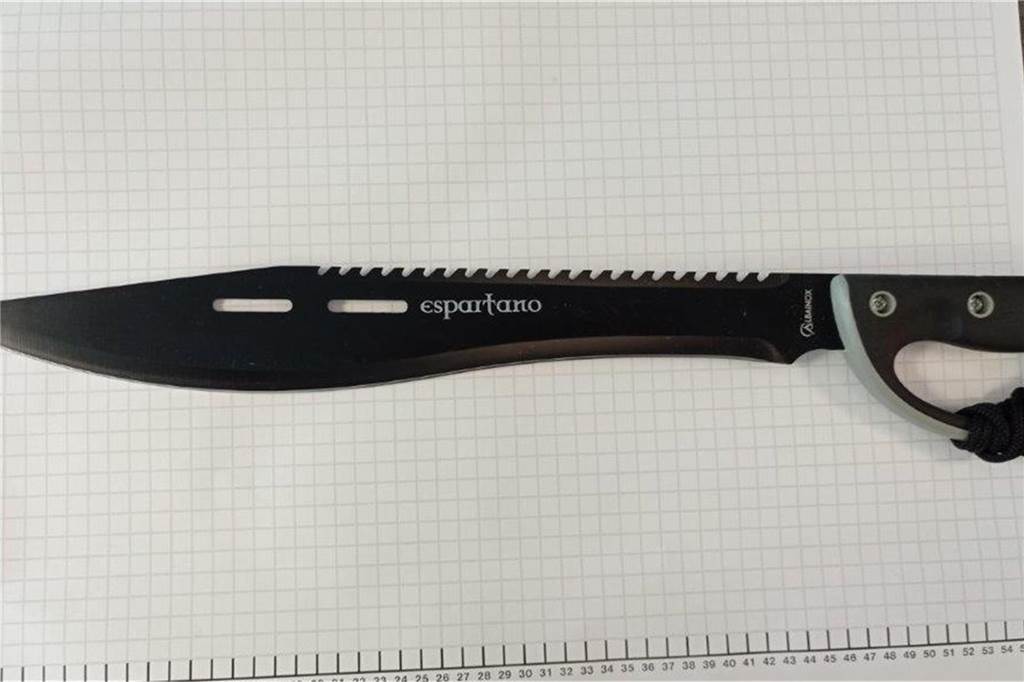 Raubüberfall und Kunstdiebstahl: Kriminelles Schwergewicht angeklagt Eine Machete auf einem Blatt Papier