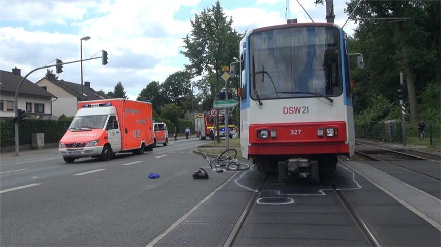 Radfahrer prallt mit Stadtbahn zusammen - schwer verletzt Bei dem Zusammenprall am Donnerstagnachmittag verletzte sich ein Radfahrer schwer.