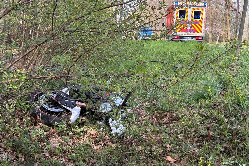 Motorradfahrer bei Unfall in Dorsten schwer verletzt Demoliertes Motorrad liegt im Graben