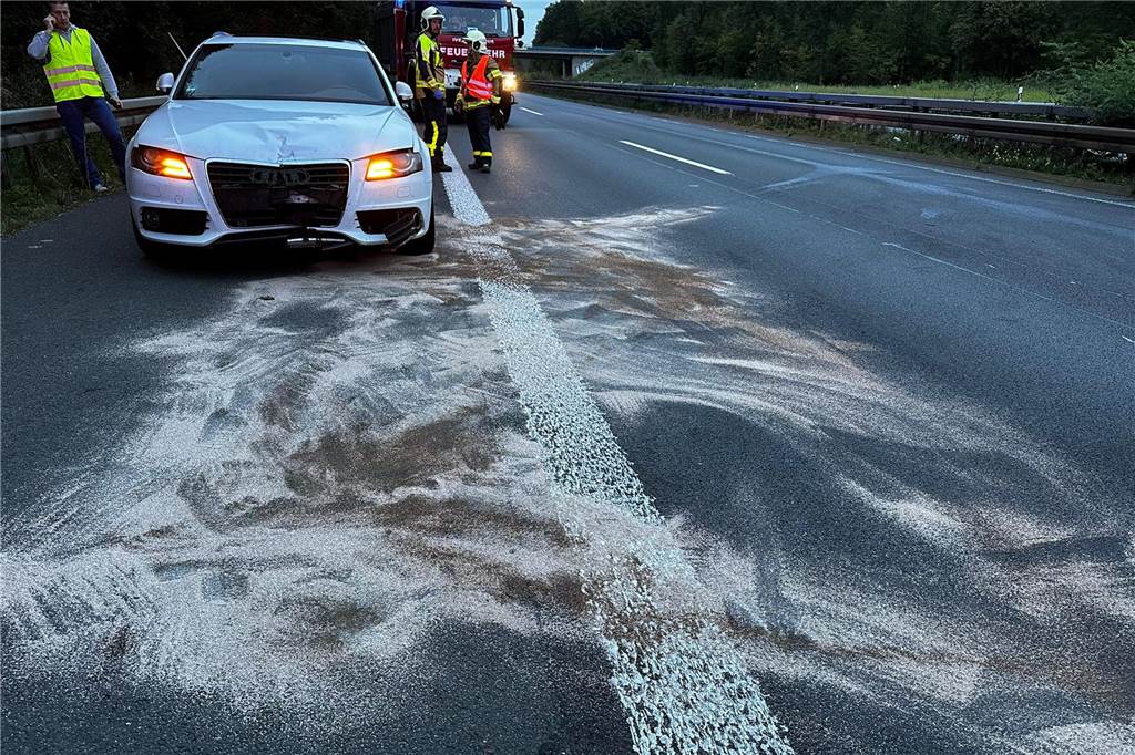 Schwerer Unfall auf der A43 in Haltern: Audi fährt auf Motorrad auf Bei dem Zusammenstoß von Audi und Motorrad liefen Betriebsstoffe aus. Diese wurden von der Feuerwehr abgestreut.
