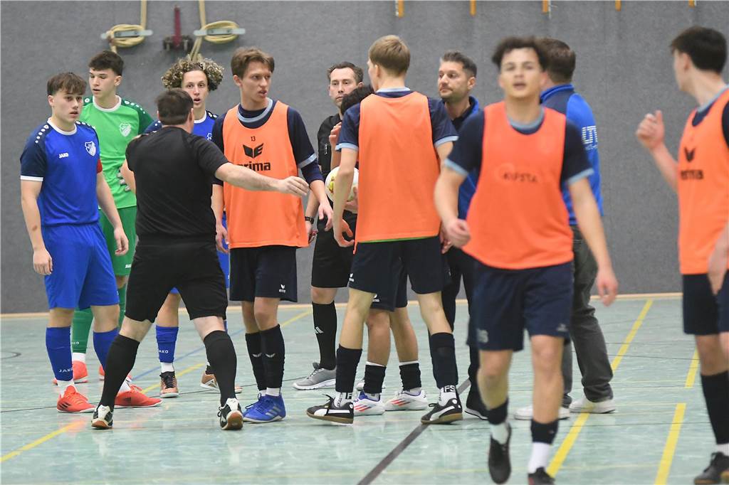Drei Titel und stolze Eltern: Die besten Fotos vom Samstag der Junioren-Stadtmeisterschaft Bei den A-Junioren konnte ebenfalls der SV Wacker Obercastrop seinen Titel in der Halle verteidigen.