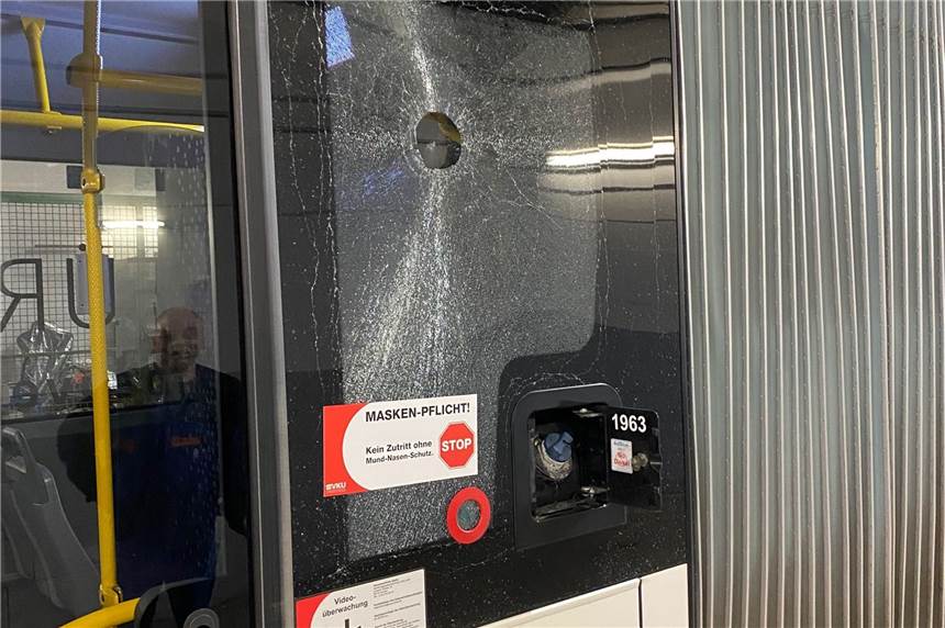 Nach Angriffen auf Busse in Brambauer: VKU ändert die Streckenführung Bei den Angriffen wurde auch eine Scheibe beschädigt. Die VKU ändert jetzt die Streckenführung.
