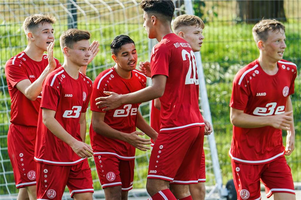 Neuzugang macht Stammplatzansage beim FC Castrop-Rauxel: Drei Brüder machten Werbung für neuen Klub Bei den B-Junioren von RW Essen kickte Enes Güzel (3.v.l.) zusammen mit dem Neu-Wackeraner Niklas Malchrowitz.