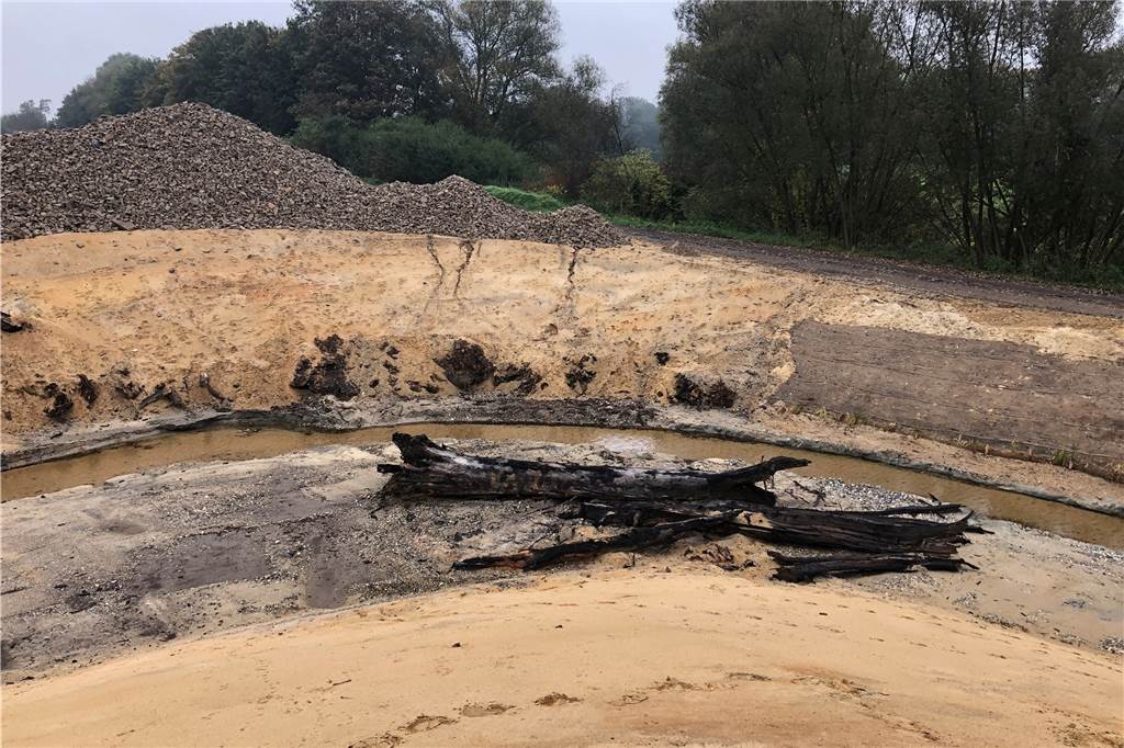 Großbaustelle am Mühlenbach wird schneller fertig als geplant Bei den Baggerarbeiten gefundenes Totholz wird Insekten und anderen Lebewesen als Unterschlupf dienen.