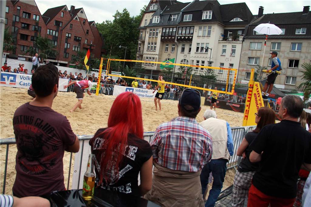 Der Kalender ist schon wieder voll: Das passiert 2019 in Castrop-Rauxel Bei den Beach-Volley-Days verwandelt sich der Altstadtmarkt wieder in einen großen Sandkasten.