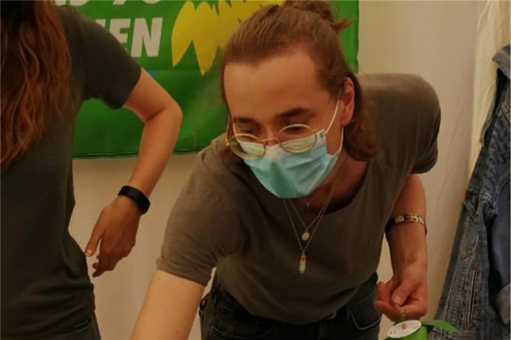 Wie Corona das ehrenamtliche Engagement junger Halterner verändert hat Bei den diesjährigen Kommunalwahlen betreute Bennet den Stand der Grünen in Haltern mit.