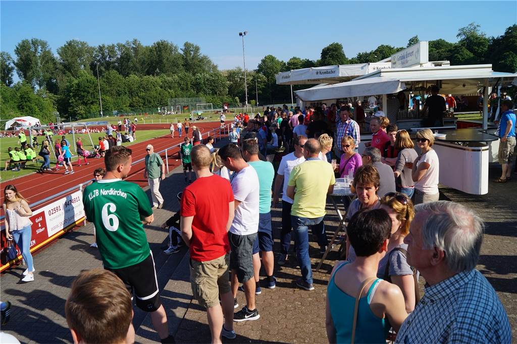 Dorfmeisterschaft in Nordkirchen ist abgesagt - Soforthilfe ist Thema Bei den Dorfmeisterschaften ist es oft sehr voll im Stadion.