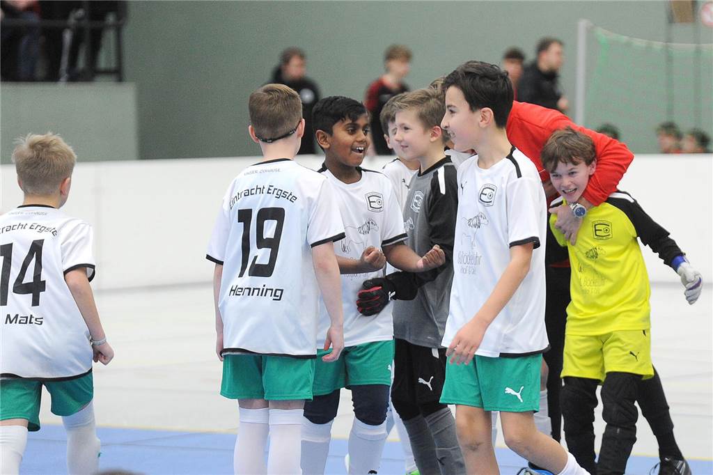 Für Stadtmeistertitel verteilen sich auf vier Klubs: Nur ein Verein darf zweimal jubeln Die Ergster E-Jugendspieler freuen sich.