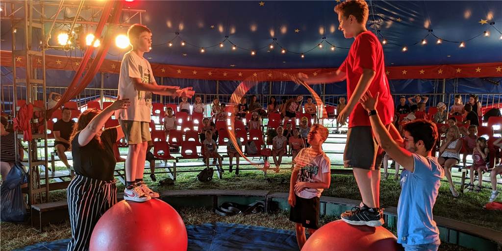 Feuerprobe bestanden: Kinder studieren in Dorsten Zirkusprogramm ein Kinder im Zirkus.