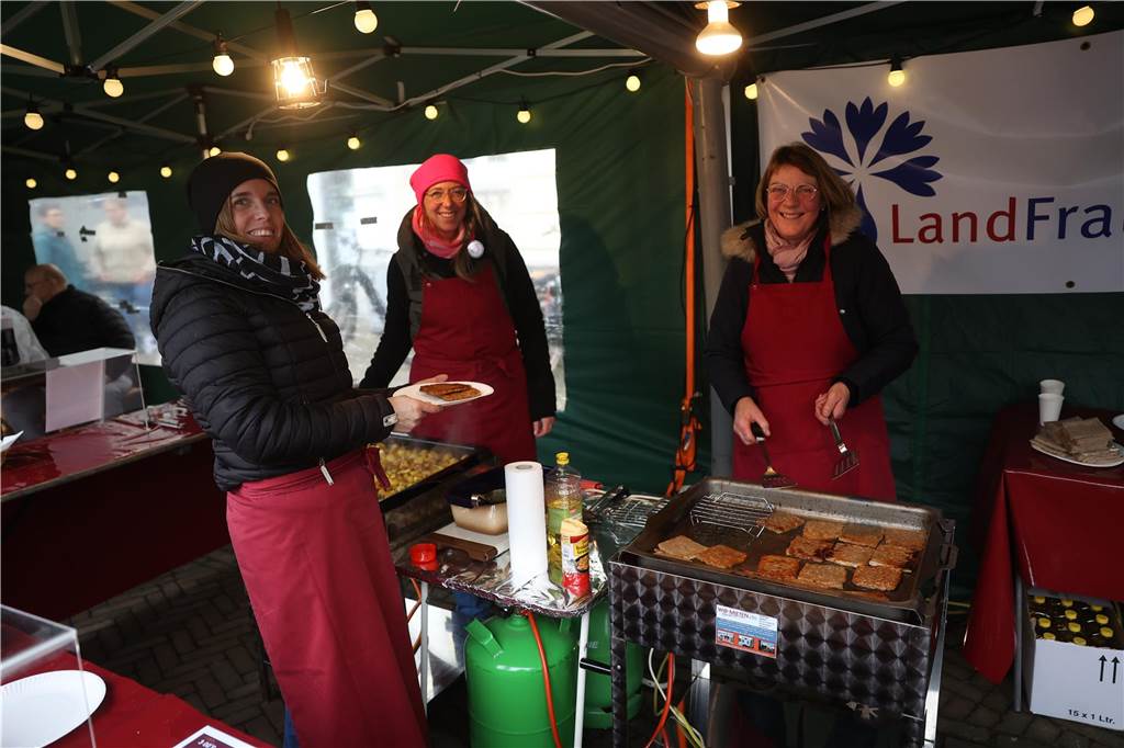Hannelore Frie erhält den Bürgerpreis bei stimmungsvollem Weihnachtszauber Drei Frauen stehen um einen Grill und eine Pfanne herum