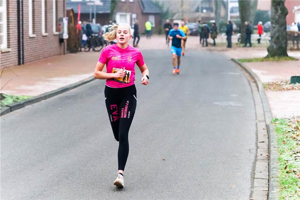 Zehn Sieger auf zwei Strecken: ASV Ellewick lädt zum Adventslauf ein Bei den Frauen erreichte Eva Grootkormelink in 19:36 Minuten als erste das Ziel.