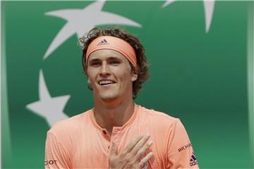 Bei den French Open steht Alexander Zverev im Viertelfinale vor seinem siebten Duell mit dem Österreicher Dominic Thiem. Foto: Alessandra Tarantino/AP