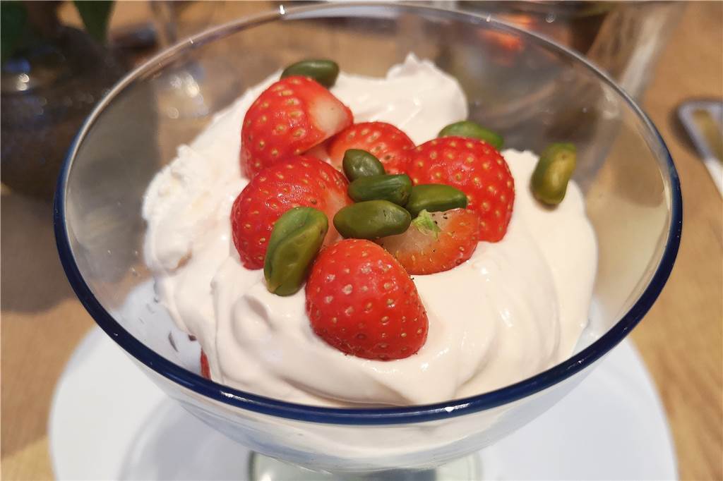 Das Il Gambero Due bietet Preise im höheren Bereich und den Blick auf eine Traumkulisse Bei den frischen Erdbeeren mit Mascarponecreme fehlte aufgrund der Jahreszeit noch das Aroma.