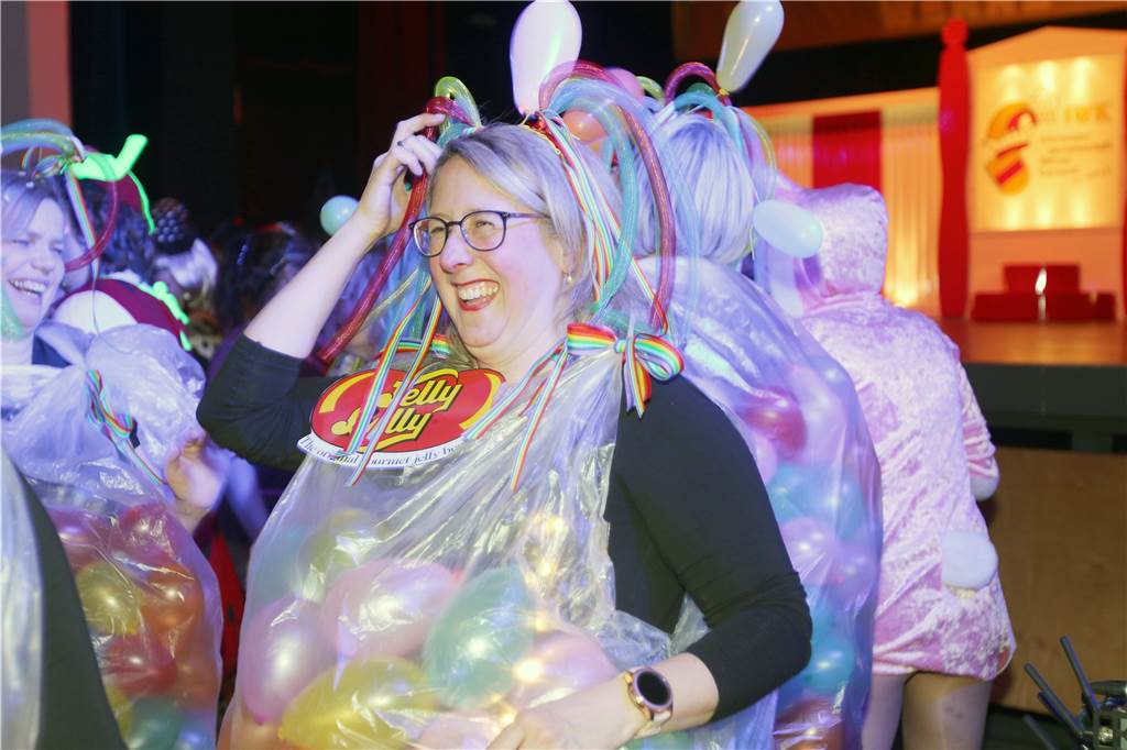 Bei den Gruppenkostümen sicherten sich die als amerikanische Bonbon-Tüten verkleideten Damen den Sieg.