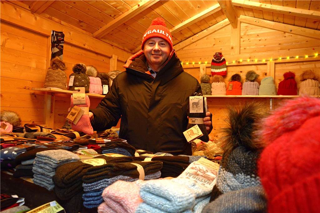Alle Infos zum Weihnachtsmarkt 2023 im Überblick Ein Händler verkauft an seinem Stand auf dem Werner Weihnachtsmarkt Wollmützen, Schals und Socken.