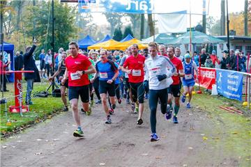 Bei den Herren lief der Oestricher Sascha van Staa (v.r.) von Beginn an vorne weg – und anschließend neue Bestzeit über die 10 Kilometer.