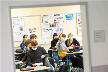 Bei den hohen Temperaturen, erschwert durch die Maskenpflicht, bekommen die Schüler der Gesamtschule am Donnerstag und Freitag hitzefrei. Das löst einen Förderantrag beim Land aus. (Symbolbild)