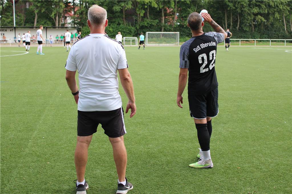 SuS Oberaden gewinnt Hitzeschlacht beim SV Preußen Bei den hohen Temperaturen halfen sich die Teams auch gegenseitig mit Wasser aus.