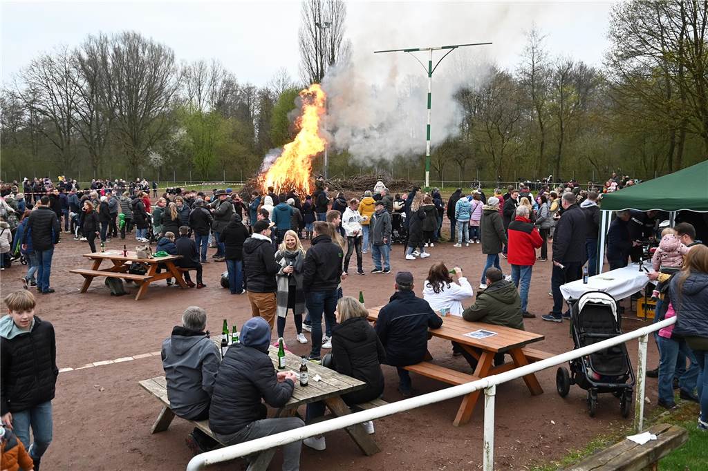 Bei den Kindern sorgte das Feuer für strahlende Gesichter und die entspannte Atmosphäre bei den Erwachsenen für gute Stimmung.