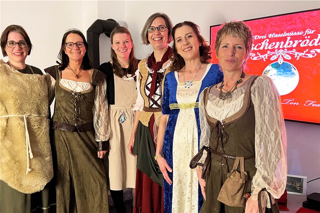 Gabriele Ridderskamp-Bonfiglio verwandelt sich in Aschenbrödel Bei den Kostümen geben sich die Frauen viel Mühe.
