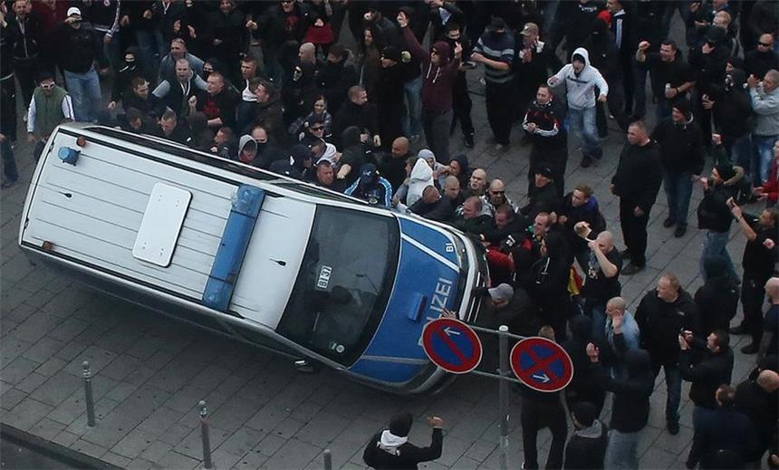 Hooligan-Randale: Ermittlungen gegen zwei Dortmunder Bei den Krawallen in Köln wurde auch ein Einsatzwagen der Polizei umgeworfen. Mit dabei: ein Dortmunder. Dewegen wird nun gegen ihn ermittelt.