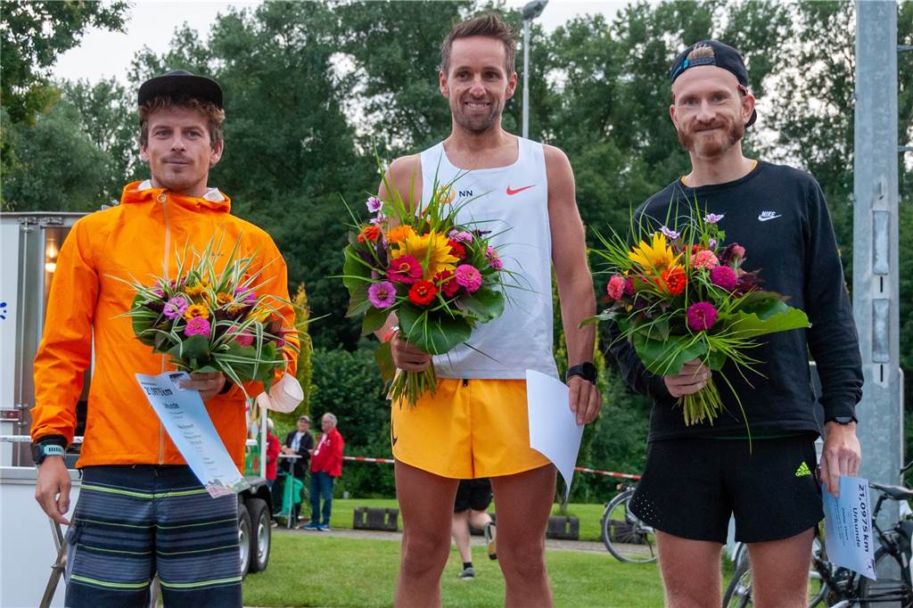 Mit Bildergalerie: Halbmarathon beim FC Nordkirchen sorgt für viele strahlende Gesichter Bei den Männern gewann Daniel Lang (m.) vor Tobias Grimmert (l.) und Philip Thies (r.).