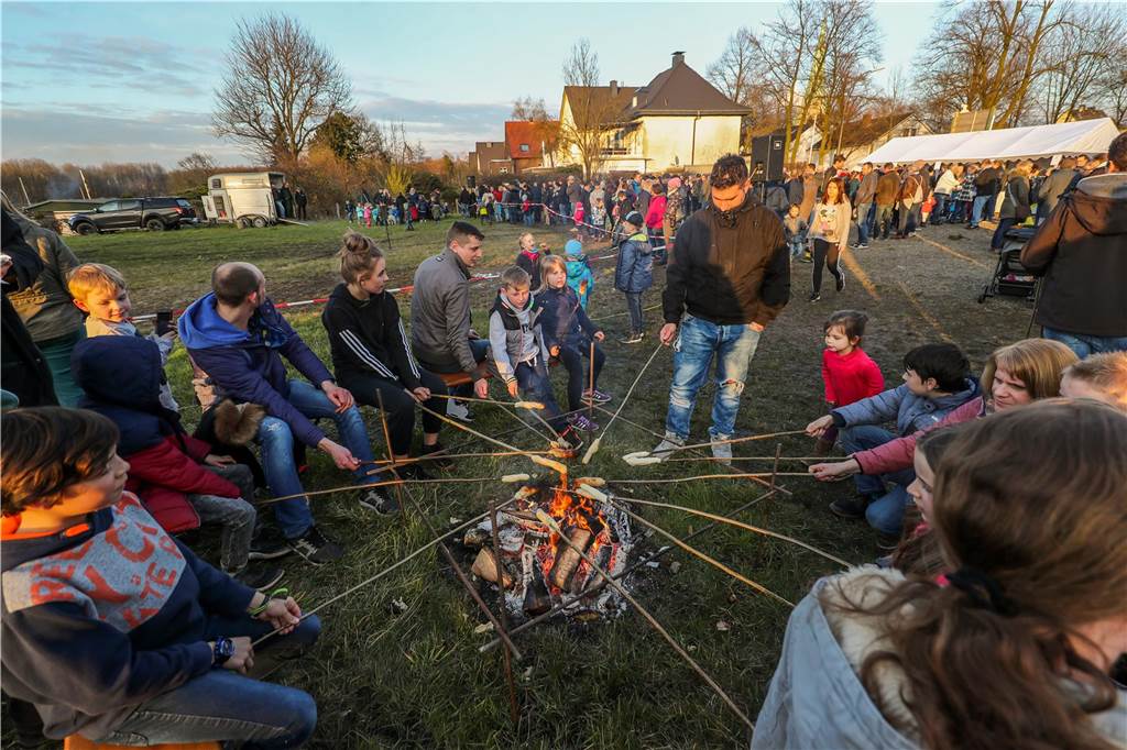 Vier Osterfeuer im Dortmunder Westen – eines am Ostermontag Kinder beim Stockbrotbacken an einem kleinen Lagerfeuer beim Osterfeuer in Mengede 2018.