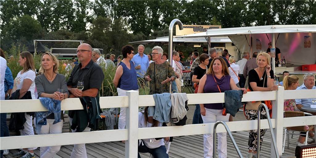 Urlaubsfeeling und gute Musik bei Summer Specials im Naturbad Olfen Bei den Olfener Summer Specials im Naturbad kam am Samstag richtig gute Stimmung auf. Viele Besucher genossen das Urlaubsfeeling.