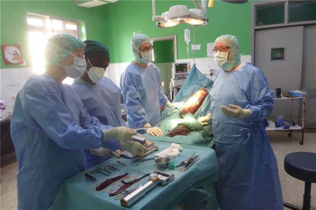 Vredener Dr. Arnulf Lehmköster (71) erhält Landesverdienstorden Bei den Operationen (hier beim jüngsten Einsatz in Uganda) geht es Lehmköster und seinem Team darum, die einheimischen Fachkräfte aktiv einzubeziehen. Lernen im OP ist das Motto.