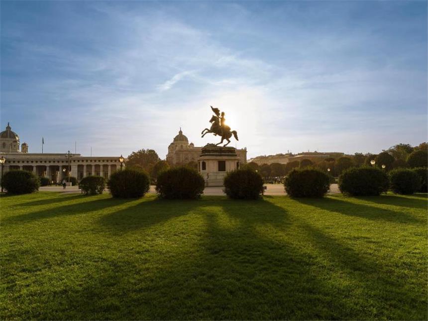Eine Flusskreuzfahrt auf der Donau Bei den organisierten Ausflügen ist auch die Wiener Hofburg, Amtssitz des österreichischen Bundespräsidenten, sehr beliebt. Foto: Wien Tourismus/dpa