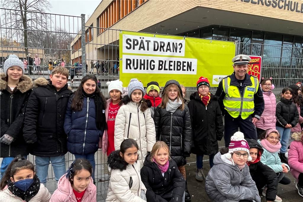 Führerschein für Fußgänger: Andreas Schlüter erklärt Kindern den Verkehr Bei den Schülerinnen und Schülern der Overbergschule kommt Andreas Schlüter gut an.