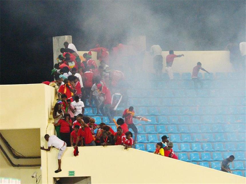 Verband: Mindestens 36 Verletzte bei Afrika-Cup Bei den schweren Ausschreitungen während des Afrika-Cup-Halbfinals haben sich nach offiziellen Angaben 36 Personen verletzt. Foto: Gavin Barker
