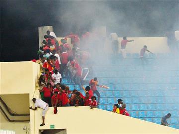 Bei den schweren Ausschreitungen während des Afrika-Cup-Halbfinals haben sich nach offiziellen Angaben 36 Personen verletzt. Foto: Gavin Barker