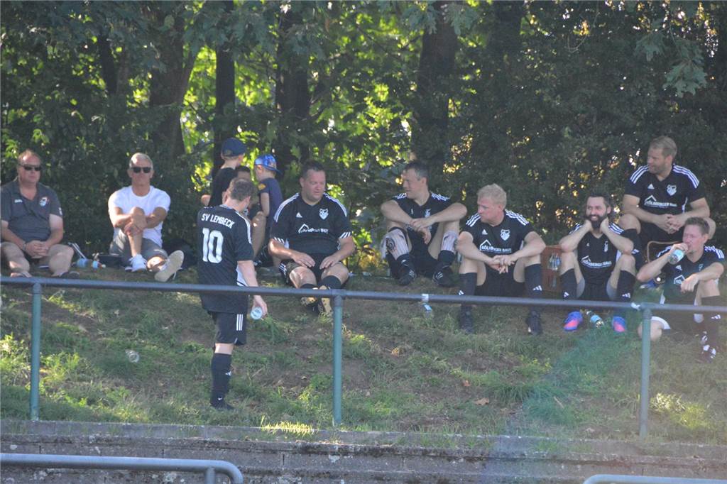 Dorsten bekommt eine Super League: Im September geht es los Spieler der Alten Herren des SV Lembeck sitzen während einer Spielpause im Schatten unter Bäumen