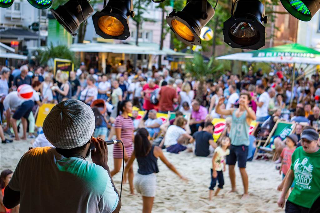 Das ist geplant beim Beach-Festival „Castrop karibisch“ auf dem Marktplatz Bei den Street Beach Festivals von Veranstalter Just Festivals ist die Stimmung relaxt. In Castrop geht der Veranstalter mit seinen Food Trucks jetzt den Weg in die Altstadt.