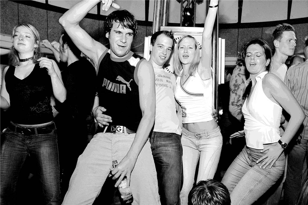Die U-Bahn-Partys machten die Haltestelle Westfalenhalle zur Open-Air-Disko Bei den U-Bahn-Partys - wie hier Ende Mai 2003 - wurde jedes Mal stundenlang getanzt.