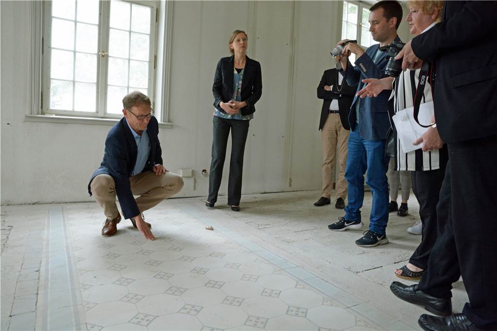 Tauschbörse statt Museum: „Hier hat man alles bekommen – nur keine Exponate“ Bei den Vorbereitungsarbeiten zur Umgestaltung des „Mittelalterraums“ im Karl-Pollender-Stadtmuseum kam ein ganz vergessener Boden zum Vorschein: Fliesen aus längst vergangenen Tagen.
